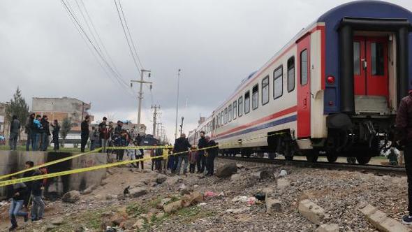 Raylarda kulaklıkla müzik dinlerken, tren çarptı