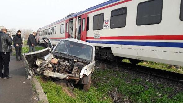 Yolcu treni, hemzemin geçitte ticari araca çarptı: 2 yaralı