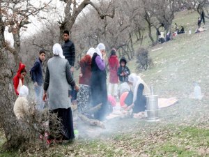 Türbedeki taşları ısıtıp şifa arıyorlar