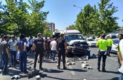 Yolcu minibüsü traktöre çarptı: 16 yaralı